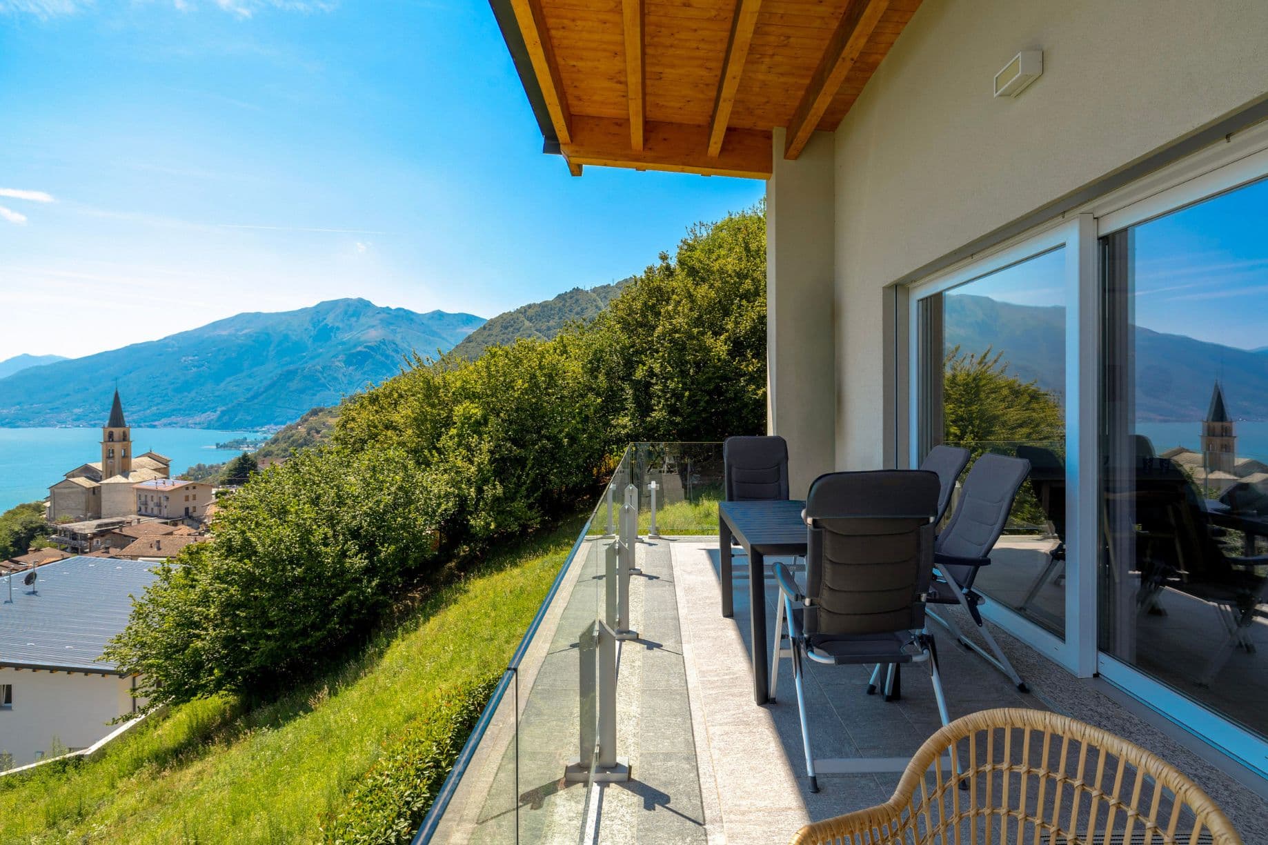 Vercana, Lago de Como, Italia — Apartamento de 2 Dormitorios Con Vistas Panorámicas al Lago y Piscina 2