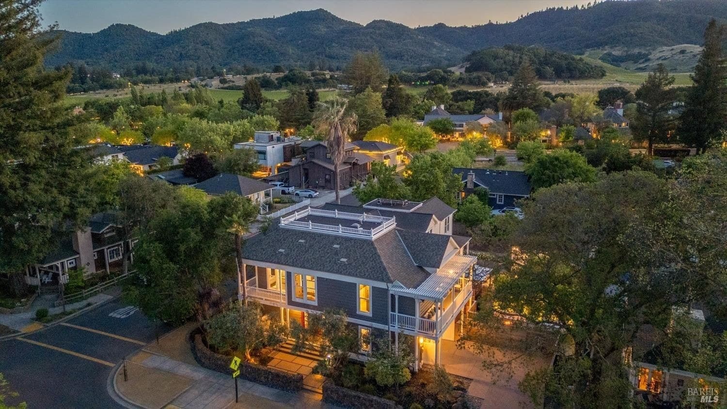 Yountville, California, Stati Uniti — Casa vittoriana con 3 camere, spa e vista sulle montagne 2