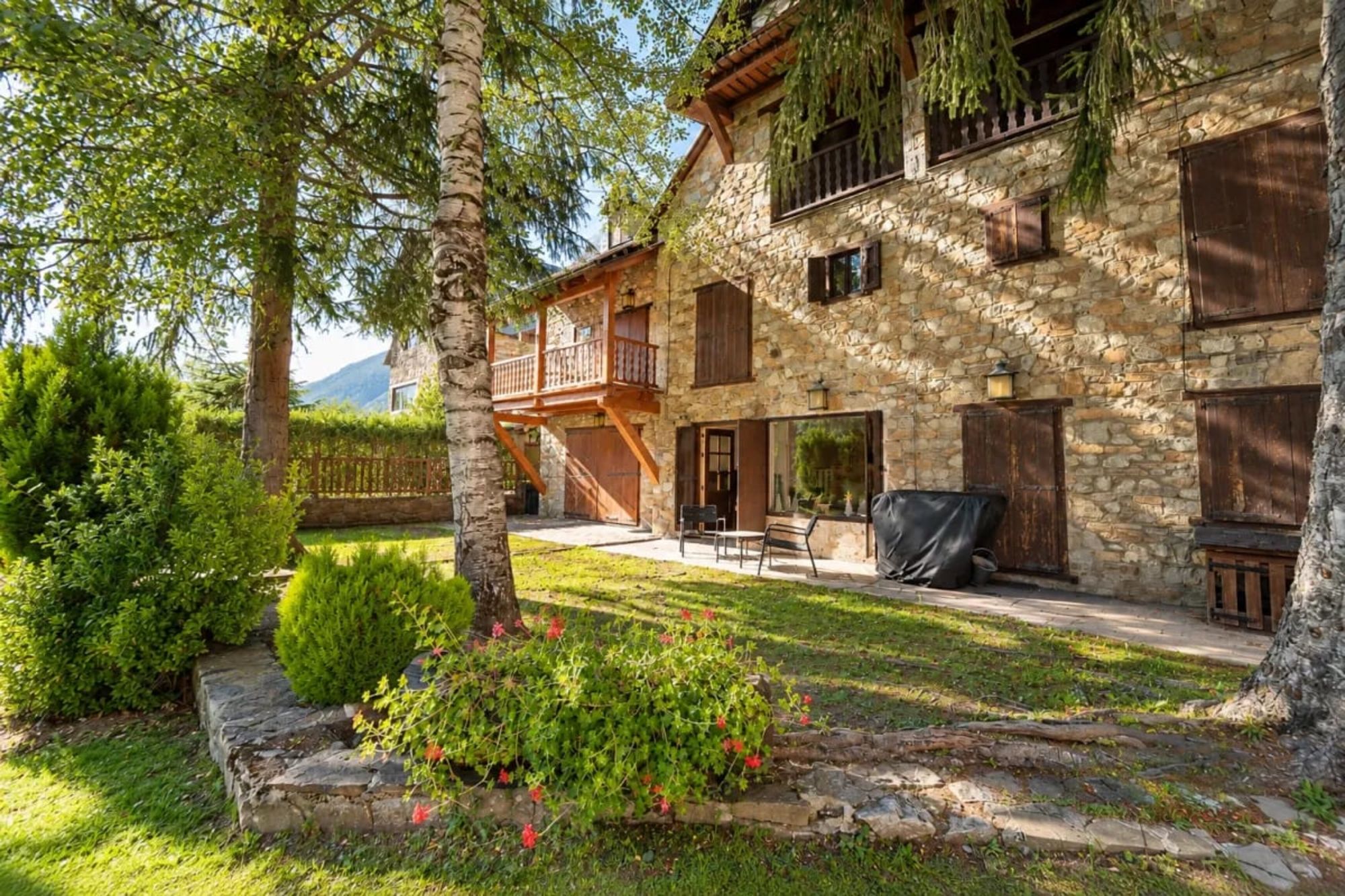 Garòs, Val d'Aran, Spain — 4-Bed Mountain House With Garden & Fireplace