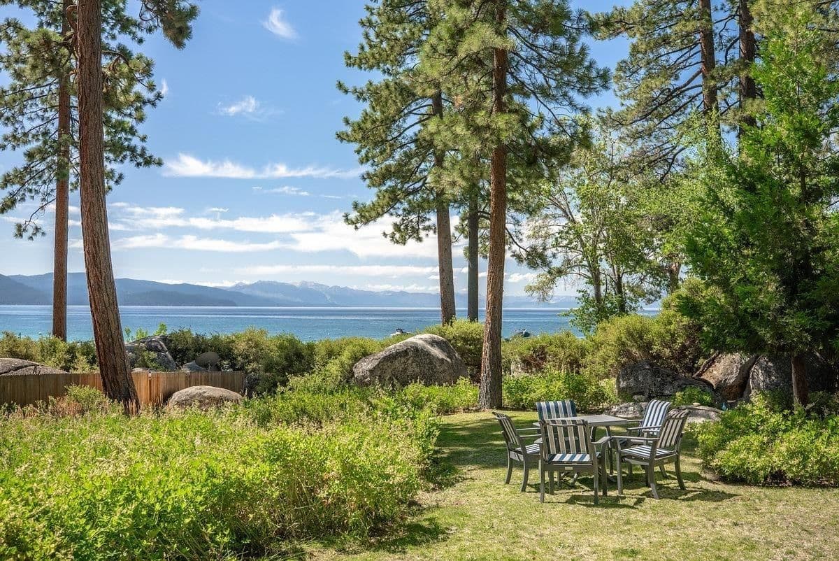 Kings Beach, Californie, États-Unis — Maison de 5 Chambres au Bord du Lac avec Ponton Privé et Plage de Sable 3