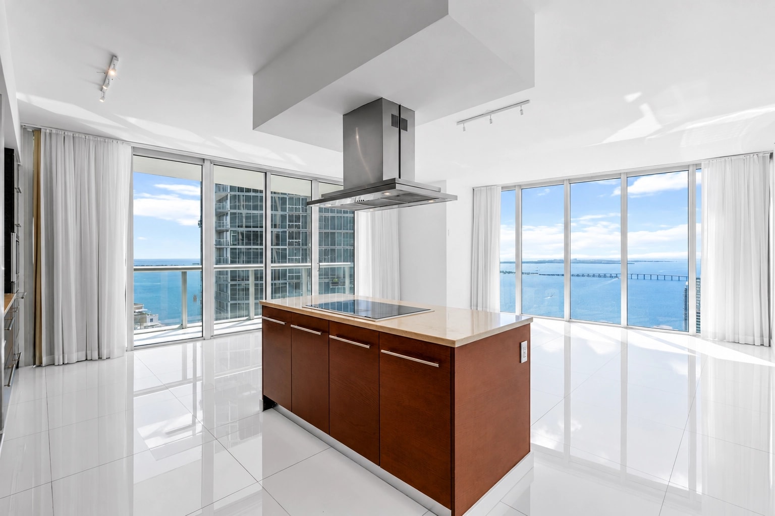 Miami, Florida, USA — Lejlighed med 2 soveværelser ved vandet med udsigt over vand og skyline