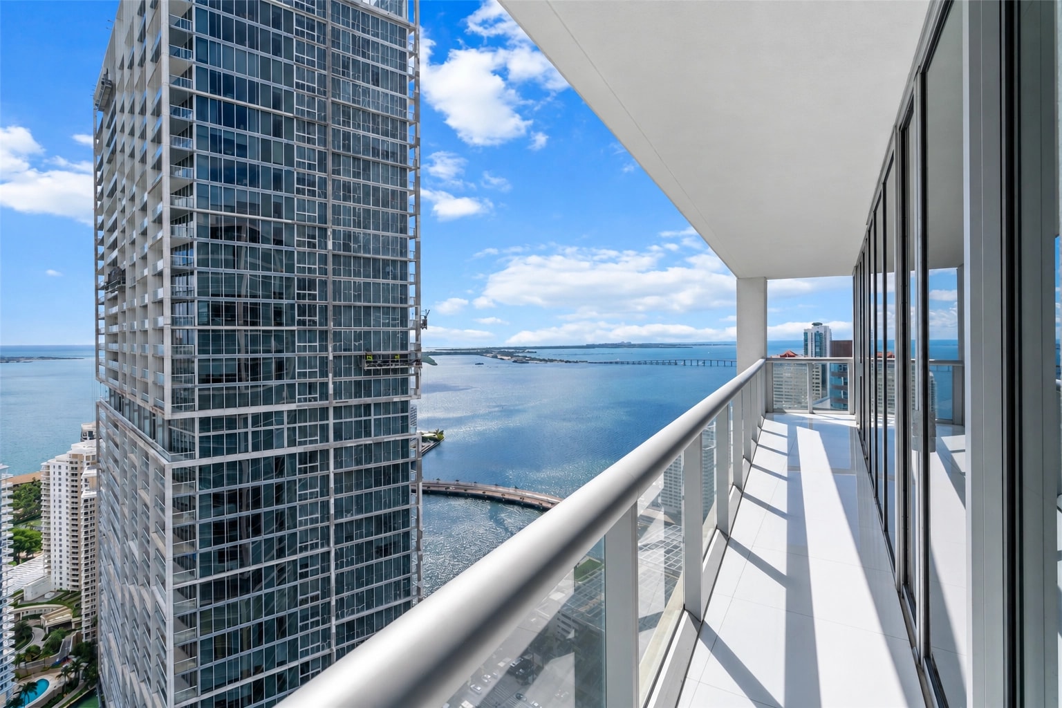 Miami, Florida, USA — Lejlighed med 2 soveværelser ved vandet med udsigt over vand og skyline 3