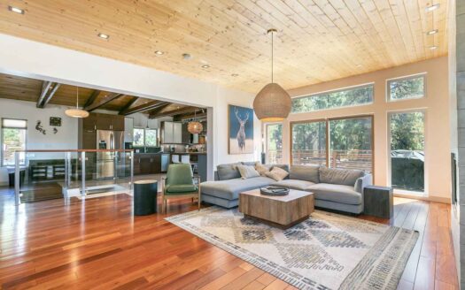 South Lake Tahoe, California | 5 Bed Designer Home, Hot Tub, Slate Deck, Fireplace
