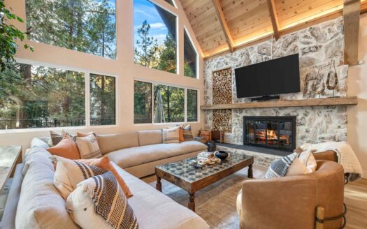 Lake Arrowhead, California | 4-Bed Chalet With Dock Access