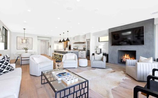 Newport Beach, California | 4-Bed Chalet Waterfront