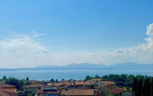 Lazise, Lake Garda Italy | 2-Bed Penthouse With Rooftop Hot Tub
