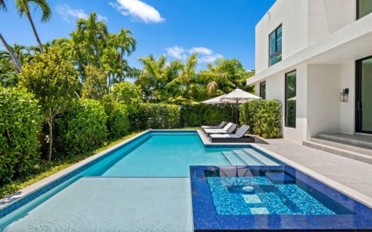 Miami Beach, Florida | 4-Bed Chalet With Rooftop Deck