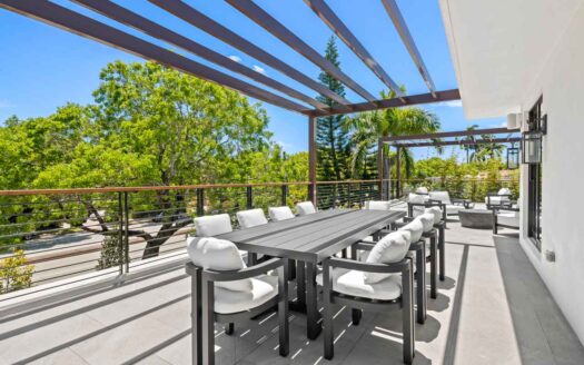 Miami Beach, Florida | 4-Bed Nautilus Estate With Rooftop Deck