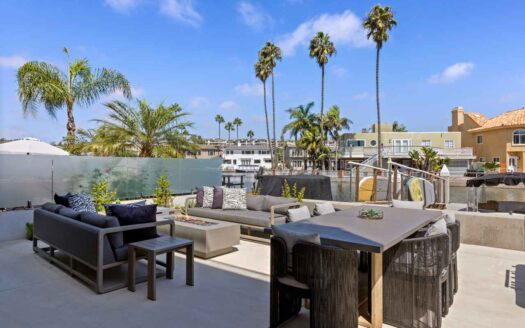 Newport Beach, California | 4-Bed Chalet Waterfront