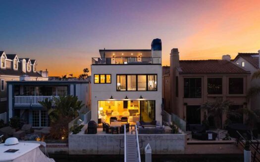 Newport Beach, California | 4-Bed Chalet Waterfront
