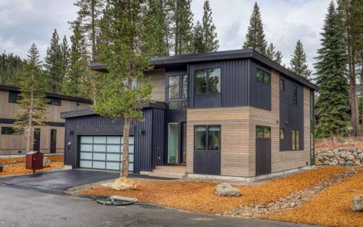 Lake Tahoe, Olympic Valley California | 4-Bed Apartment With Hiking Trail Access
