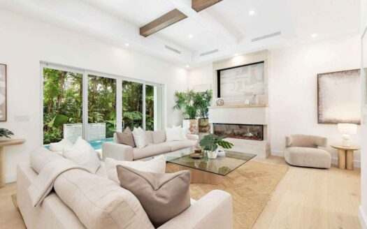 West Palm Beach, Florida | 5-Bed Estate With Pool