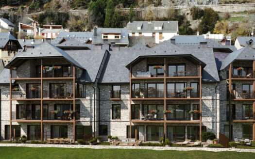 Panticosa | 4-Bed Duplex With Garden & Mountain Views