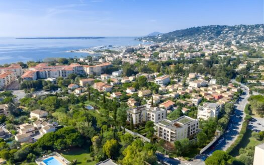 Antibes, Côte d’Azur | 2-Bed Terrace Apartment With Pool Near Beach