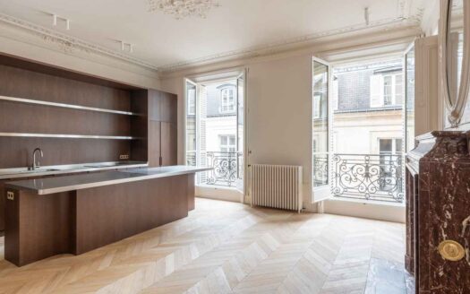 7th Arrondissement, Paris | 3-Bed Haussmannian Corner Apartment on Boulevard Saint-Germain