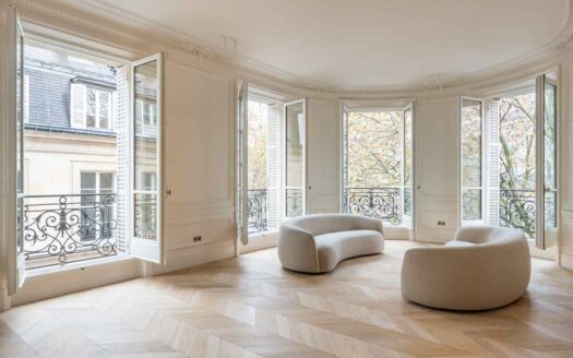 7th Arrondissement, Paris | 3-Bed Haussmannian Corner Apartment on Boulevard Saint-Germain